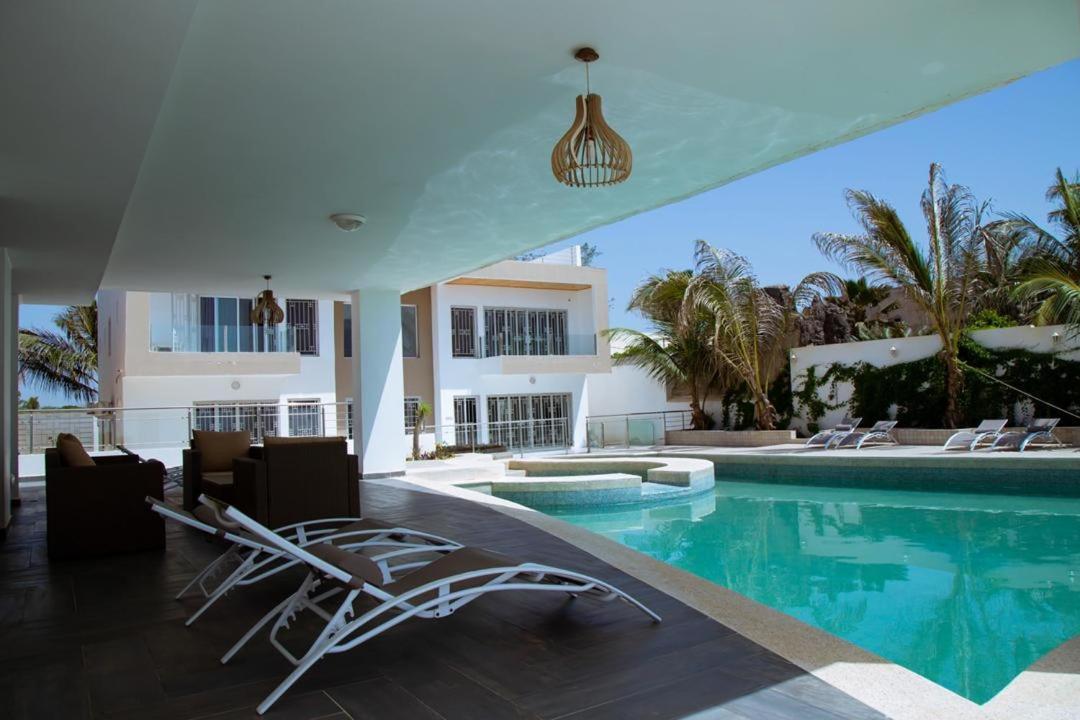 Villa Somone Pied Dans L'Eau Exterior photo